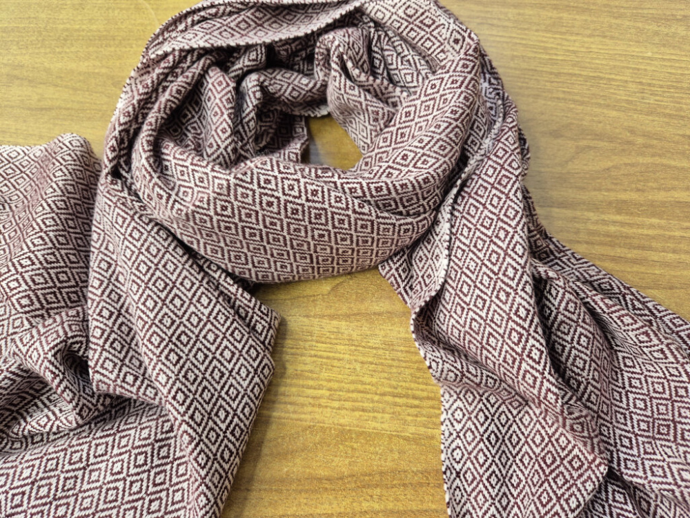 Preview: Handgewebter Stola in Terrakotta-Rot mit Rauten-Webmuster – LWH Nepal